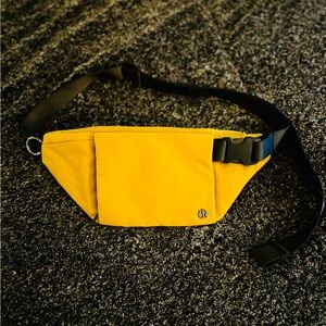 Mustard Lululemon Fanny pack, worn once, excellent condition.
